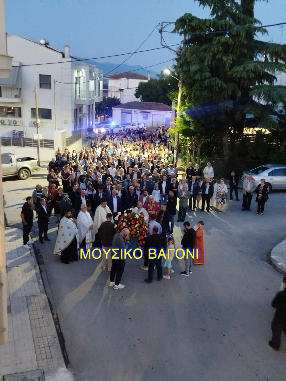 Περιφορά εικόνας Αγίων Κωνσταντίνου και Ελένης στο Βελεστίνο