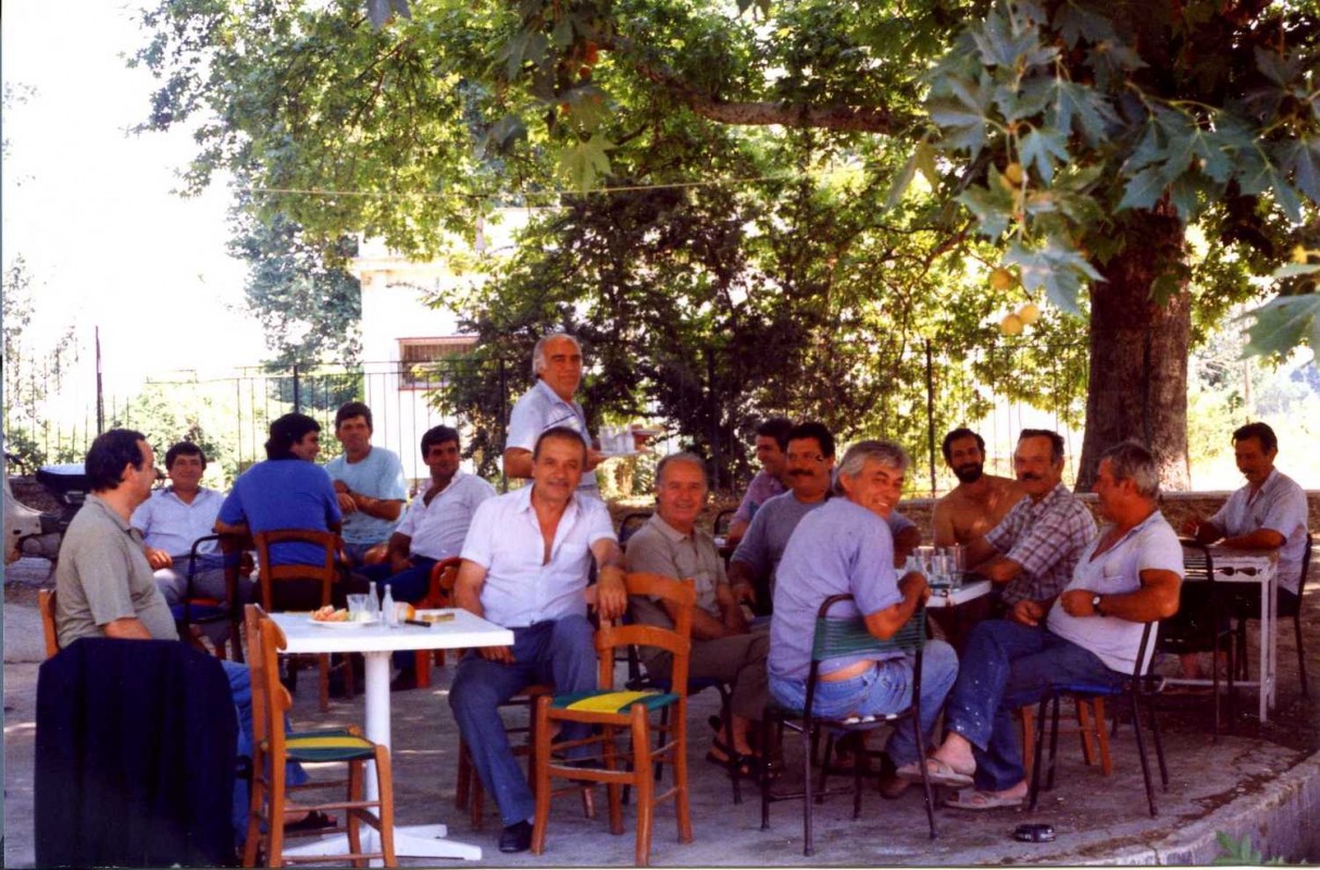 4 Ιουλίου 1993, πίνοντας τρίπουρα μεσημέρι στον ίσκιο από τα πλατάνια / Αρχείο Δρ. Δημητρίου Καραμπερόπουλου 