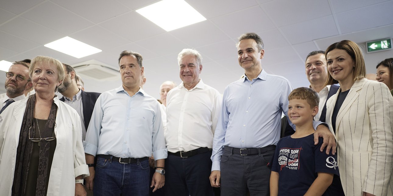 Συνοδευόμενος από τον υπουργό Υγείας Άδωνι Γεωργιάδη και την αναπληρώτρια υπουργό Ειρήνη Αγαπηδάκη, ο Κ. Μητσοτάκης επισκέφτηκε την Πέμπτη τις ανακαινισμένες εγκαταστάσεις του Κέντρου Υγείας Βελεστίνου - Στη φωτογραφία διακρίνονται επίσης, ο διοικητής της 5ης ΥΠΕ, Φώτης Σερέτης, η διευθύντρια του Κέντρου Υγείας Φανή Σαρηγιάννη, ο δήμαρχος Ρήγα Φεραίου Δημήτρης Νασίκας και ο βουλευτής Μαγνησίας της Νέας Δημοκρατίας, Χρήστος Μπουκώρος.