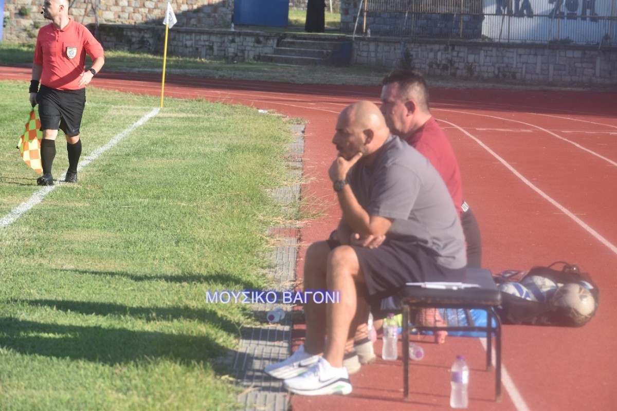 Ο Νίκος Θεοδοσιάδης... τα έψαλε στους παίκτες του κατά τη διάρκεια του cooling break