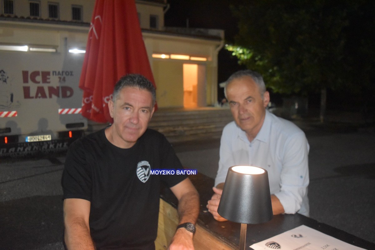 Οι διοικούντες του συλλόγου που φέτος επέστρεψε στην Α` κατηγορία, Τρύφωνας Καρατζιώλης και Βασίλης Παπακυρίτσης