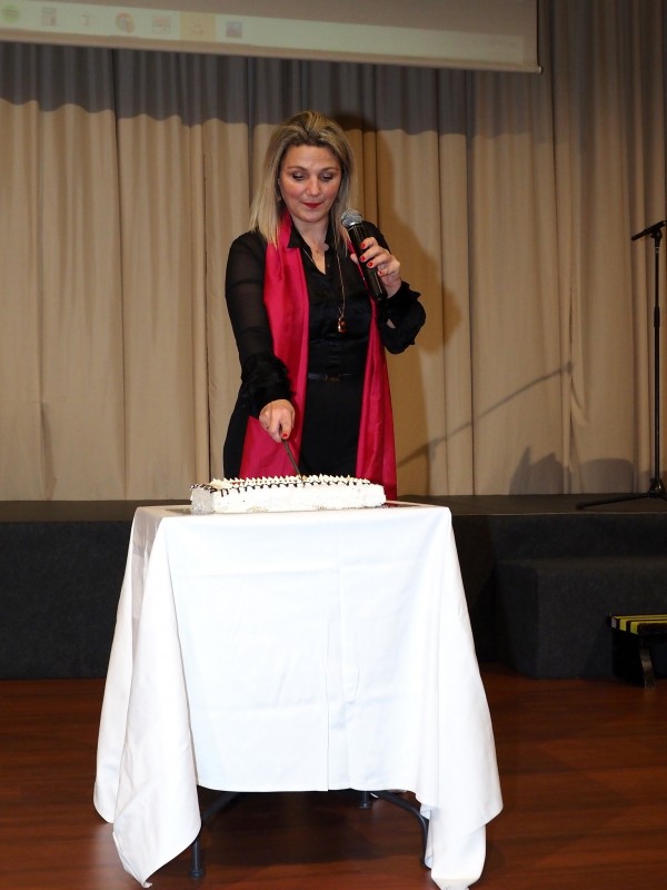 Η συντονίστρια της Ν.Ε. Βανέσσα Κατσαρδή κόβει την πίτα 
