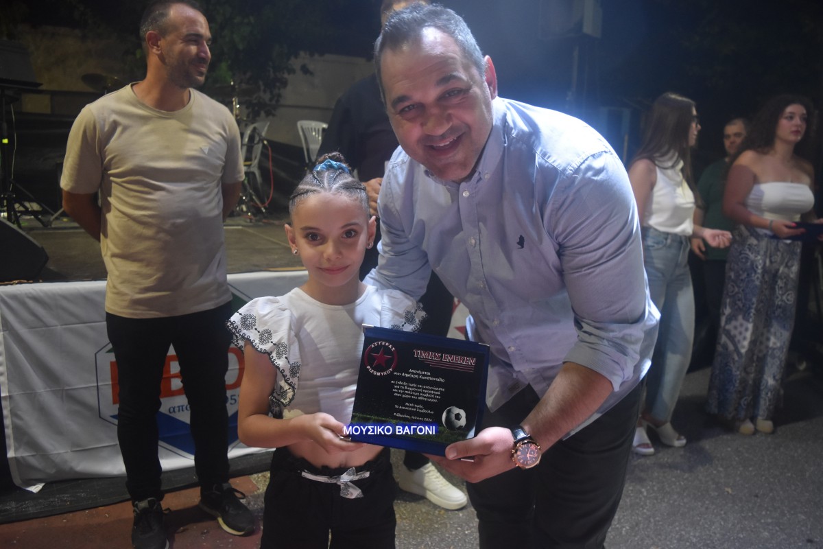 Η μικρή αθλήτρια με τον δημοτικό σύμβουλο Νίκο Βουραζέρη