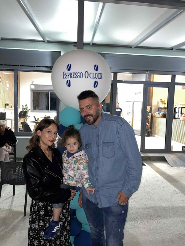 Οι ιδιοκτήτες του καταστήματος, Θοδωρής Σαράντης και Ευαγγελία Χατζηγεωργάκη με τον γιο τους Ευάγγγελο 