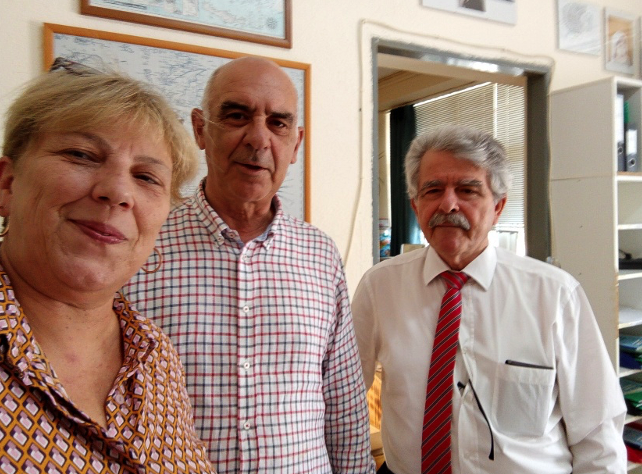 Αναμνηστική φωτογραφία κατά την προ έτους επίσκεψή μας. Από αρ. η διευθύντρια του Λυκείου κ. Μαρία Μπούρα, ο καθηγητής κ. Βασίλειος Μπατακόγιας και ο Δρ. Δημήτριος Καραμπερόπουλος, πρόεδρος της Επιστημονικής Εταιρείας Μελέτης Φερών-Βελεστίνου-Ρήγα.