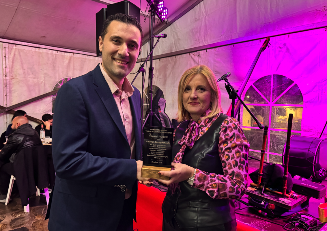 Ο Δημήτρης Ευαγγελόπουλος με την πρόεδρο του Πολιτιστικού Συλλόγου, Μαρία Μπαϊράμη