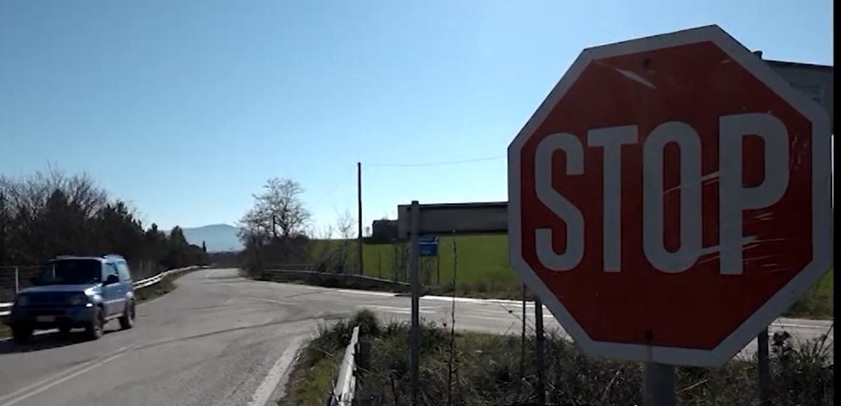 Η πινακίδα STOP, που σύμφωνα με το Αστυνομικό Τμήμα Βελεστίνου, παραβίασε ο οδηγός του δικύκλου