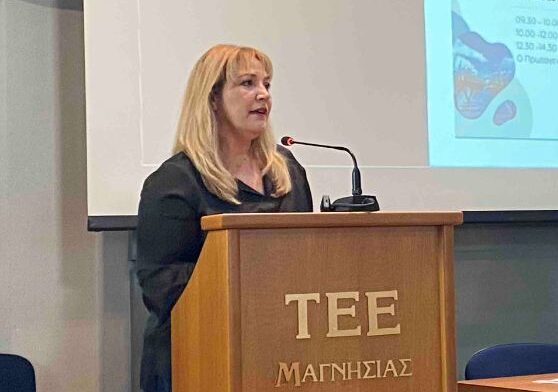Η πρόεδρος του ΤΕΕ Μαγνησίας, Νάνσυ Καπούλα υποδέχθηκε τους ομιλητές της ημερίδας