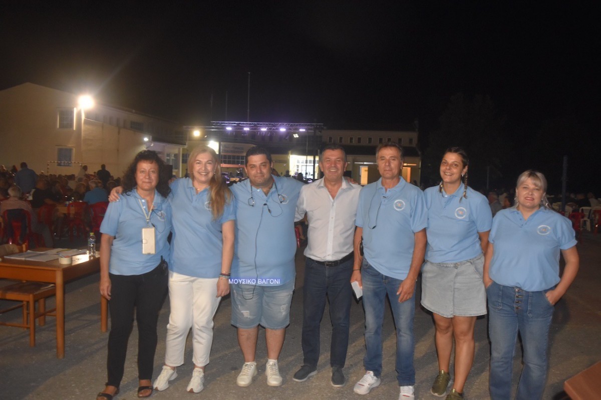Ο Χρ. Μπουκώρος με τα μέλη της εθελοντικής ομάδας