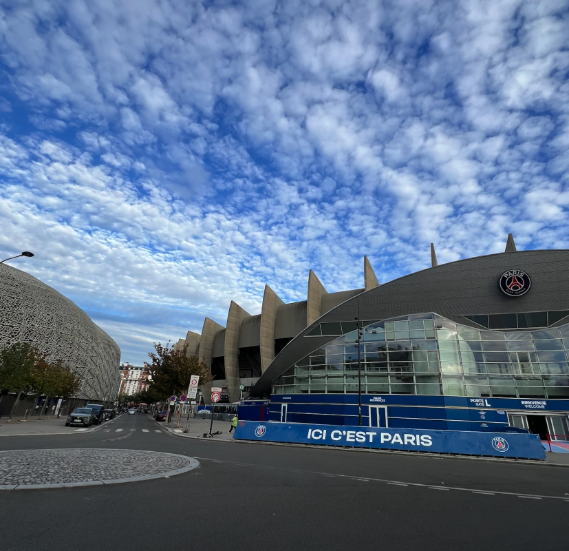 Το γήπεδο της Paris FC Σταντ Ζαν-Μπουάν σχεδόν ακουμπά στο Παρκ Ντε Πρενς της Παρί Σεν Ζερμέν