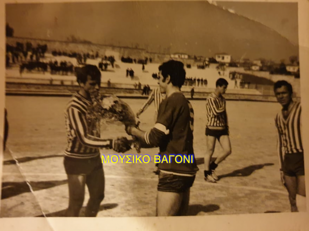 Ο εμβληματικός Βασίλης Κουντούρης παραλαμβάνει ανθοδέσμη από αντίπαλο σε αγώνα του Ρήγα Φεραίου