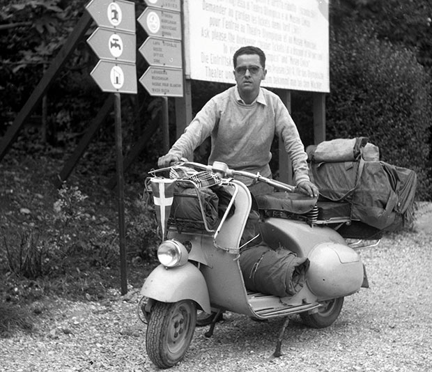 Ο Τάκης Τλούπας με τη βέσπα του το 1953, στις Αλπεις (φωτ. ΑΡΧΕΙΟ ΤΑΚΗ ΤΛΟΥΠΑ)