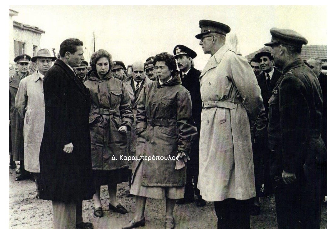 1957 - Στο σεισμόπληκτο Βελεστίνο οι Βασιλείς και η πριγκίπισα Σοφία. Η βασίλισσα Φρειδερίκη συνομιλεί  με τον πρόεδρο της Κοινότητας Γεώργιο Παπαποστόλου.