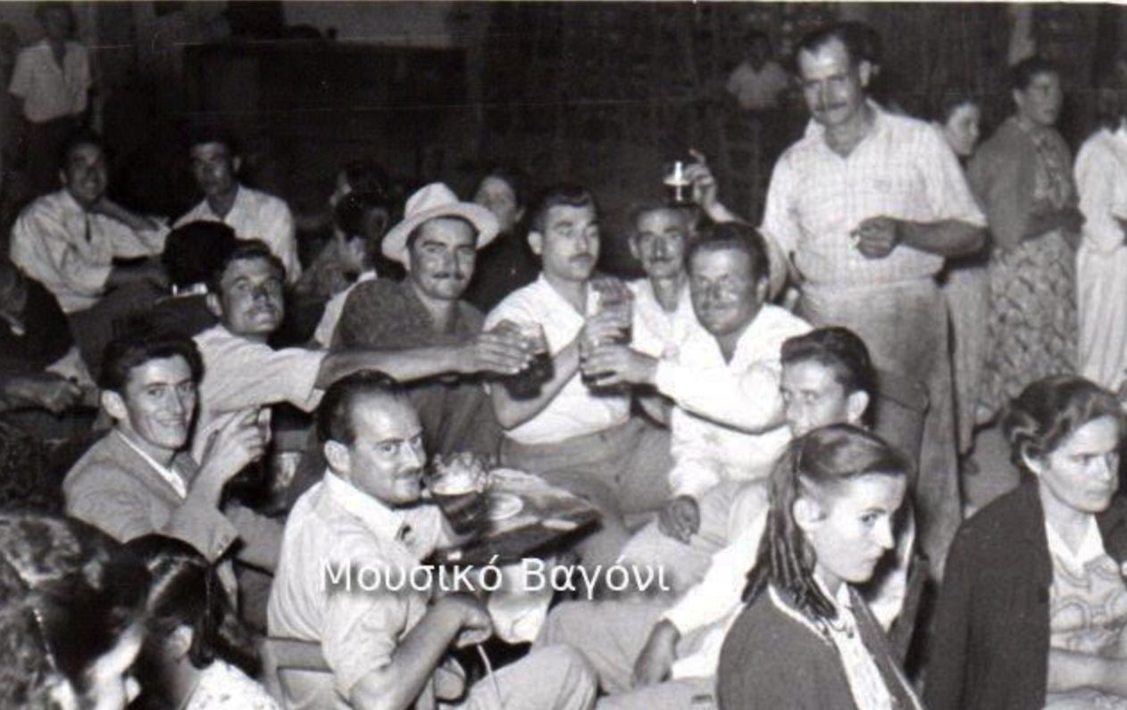 8 Σεπτεμβρίου 1956. Εικονίζονται μεταξύ άλλων: Αλέκος Δεληνικόπουλος - Γεωπόνος, Τάκης Μπαλαμώτης, Ανδρέας Σίγουρας, Σαμαράς - Κρεοπώλης (όρθιος), Οδυσσέας Αμούντζας. Από το αρχείο του Δρ. Δημητρίου Καραμπερόπουλου.