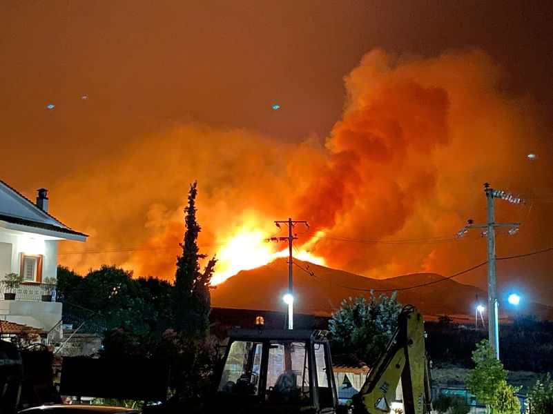 Φωτογραφία αναγνώστη με τη φωτιά όπως φαίνεται μέσα από το Αερινό