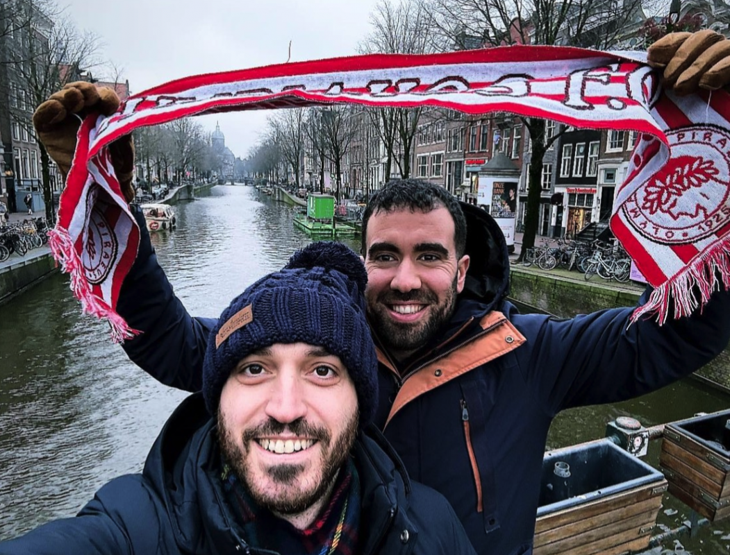 Ο Δημήτρης (αριστερά) με το φίλο του Νίκο στα κανάλια του Άμστερνταμ