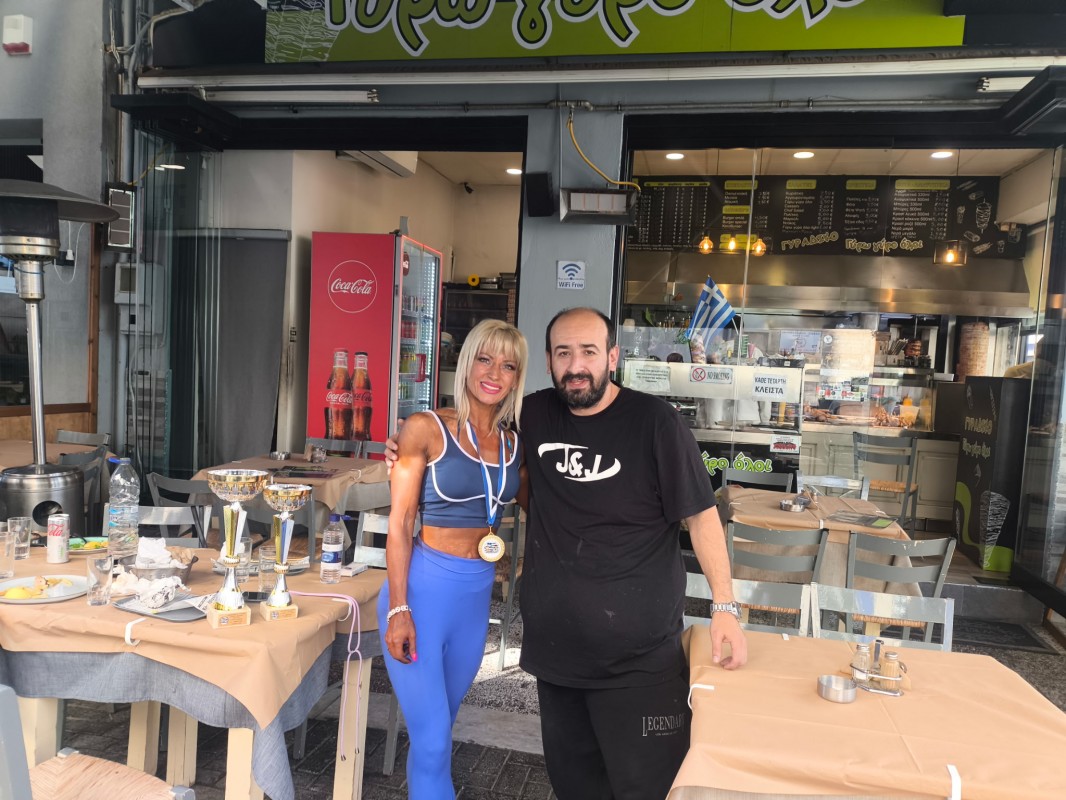 Β. Ντάφλου και Γ. Σαμαράς με φόντο το κατάστημα και τα Κύπελλα