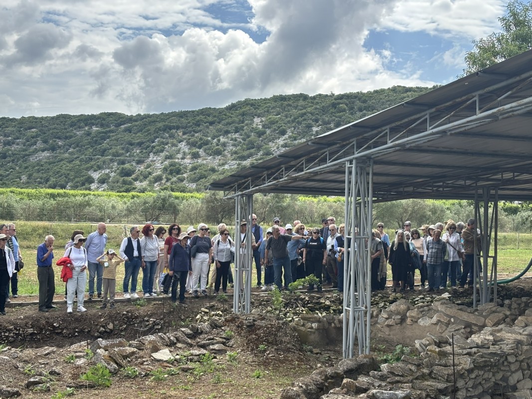 Προϊστορικός οικισμός της Νεολιθικής Εποχής, που κατοικήθηκε από τα μέσα της 5ης χιλιετίας π.Χ. Ο οικισμός ανασκάφηκε και αναδείχθηκε με ήπιες παρεμβάσεις και πλέον είναι επισκέψιμος.